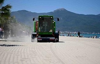 Kuşadası plajlarına son model kum temizleme aracı