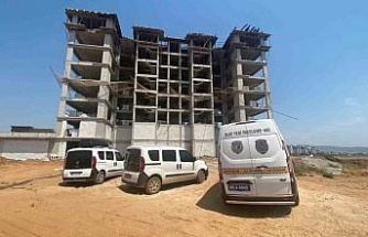 8. kattan düşen inşaat işçisi hastaneye kaldırıldı