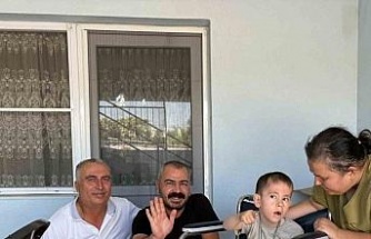 Germencik Belediyesi minik Mustafa’nın tekerlekli sandalyesini teslim etti