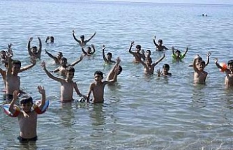 Nusaybinli çocuklar Kuşadası’nda ilk kez denizle buluştu