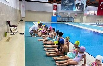 Sıcak havalarda minikler eğlenerek öğreniyor