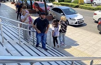 Şüphelinin kız kardeşi gazetecilere ’al bunu da çek’ diyerek el hareketi çekti