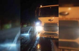 Yola dökülen yağ, belediye ekiplerince temizlendi