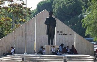 Aydın’da ilginç manzara: Okul yemekhanesine alınmayan öğrenciler öğle yemeğini sokakta yemek zorunda kalıyor