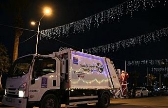 Çöp kamyonlarını ışıklarla süsleyen Kuşadası Belediyesi, yeni yılda çevre temizliğine dikkat çekti