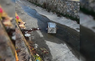 Çöp konteynerleri ilçe kanalına atıldı, belediye hukuki süreç başlatacak