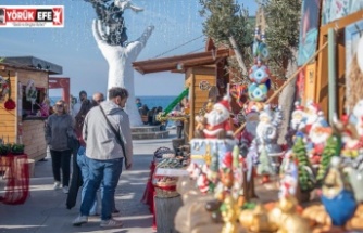 KUŞADASI’NDA RENGARENK GÖRÜNÜMÜYLE YILBAŞI PAZARI KURULDU