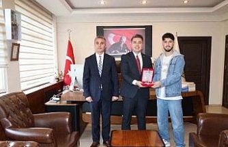 Sanatıyla Karacasu’ya değer katan öğrenci plaketle onurlandırıldı