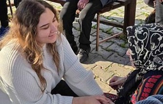 Üniversiteli gençler, yaşlı çınarları unutmadı