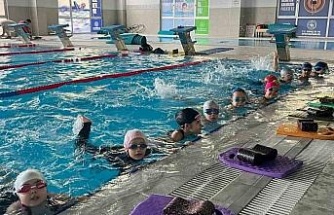 Aydınlı çocuklar yüzme öğrenip, tatilin tadını çıkarıyor