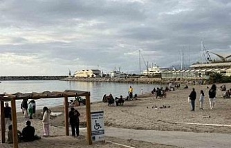 Fırtına sonrası Kuşadası’nda güneş yüzünü gösterdi, sahiller şenlendi