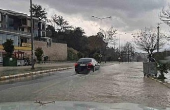 Kuşadası 30 dakikada yağışa teslim oldu, araçlar sele kapıldı