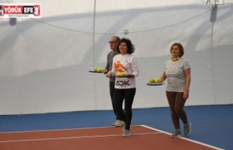 KUŞADASI’NDA RAKETLER BU KEZ EMEKLİLERİN ELİNDE