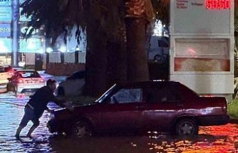 Kuşadası’nda sağanak yağış yolları göle çevirdi