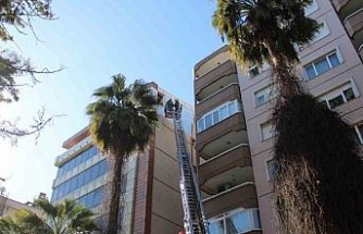 Rüzgar binanın cephesini söktü, facia kıl payı atlatıldı