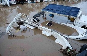 Sağanak yağış tekneleri batırdı