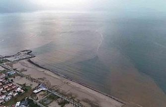 Sel suları denizin rengini değiştirdi