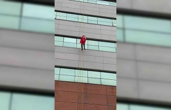 Türk bayrağına saldırıya Aydın’dan tepki: 30 metreye tırmanıp zirveye astı