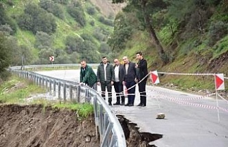 Aşırı yağış sonrası yol çöktü, ekiplerin çalışmaları sürüyor