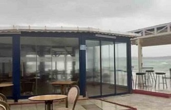 Didim’de fırtına etkili oldu: Deniz taştı, kafeyi su bastı