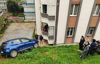 Fren yerine gaza basınca, sitenin bahçesine yuvarlandı