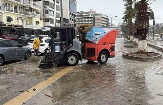 Kuşadası Belediyesi’nden sağanak ve fırtına mesaisi