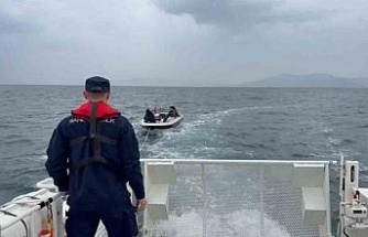 Kuşadası’nda sürüklenen teknedeki iki kişi kurtarıldı