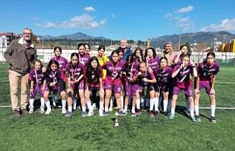 Nazilli Beşeylül Ortaokulu kız futbol takımı il şampiyonu oldu