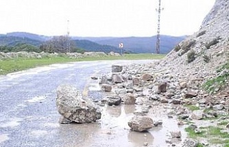 Yağış sonrası topraktan kaydı, kayalar yolu kapattı