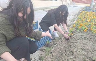 Yurt bahçesi gönüllü öğrencilerle bahara hazırlandı