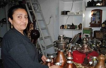Salı Pazarı’nda, tarih kokan dükkan