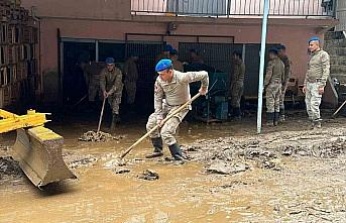 Jandarma ekiplerinden selzede vatandaşlara yardım eli