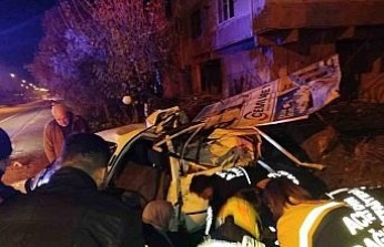 Araçta sıkışan sürücüyü itfaiye ekipleri kurtardı