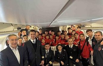 Katar’da mahsur kalan sporcular Türkiye’ye geldi