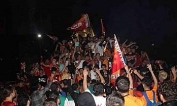 Aydın’da cadde ve sokaklar sarı-kırmızıya boyandı