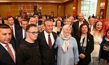CHP Genel Başkanı Özel, Kuşadası’nda otizmli bireyler ve aileleri ile buluştu
