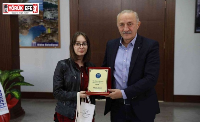 Başkan Atabay, başarısı ile Türkiye’yi gururlandıran Didimli Ada Cemre’ye plaket