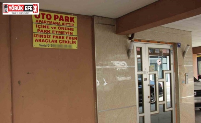 İzinsiz parklardan bıkan yönetici çareyi afiş asmakta buldu