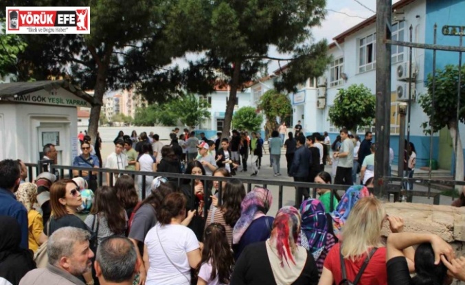 Öğrenciler sınavda, veliler dışarıda ter döktü