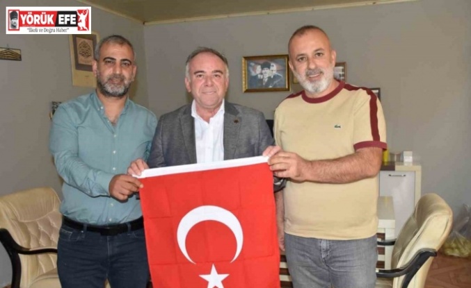 Başkan Öndeş Türk Bayrağı dağıttı