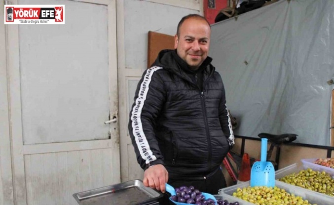 Altı aylık zahmetin ürünü mor ve pembe zeytinler vatandaşların ilgisini çekiyor