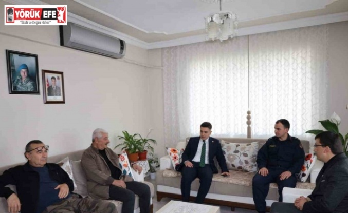 Kaymakam Gündoğdu şehit ailelerine Türk Bayrağı takdim etti