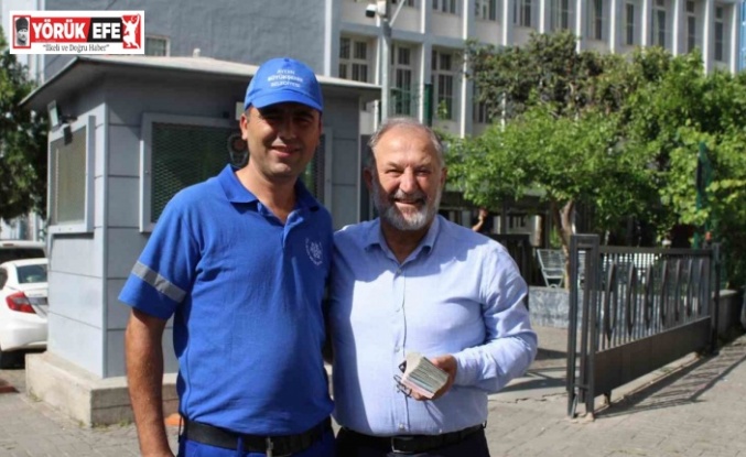Bulduğu para dolu poşeti, hiç düşünmeden sahibine teslim etti