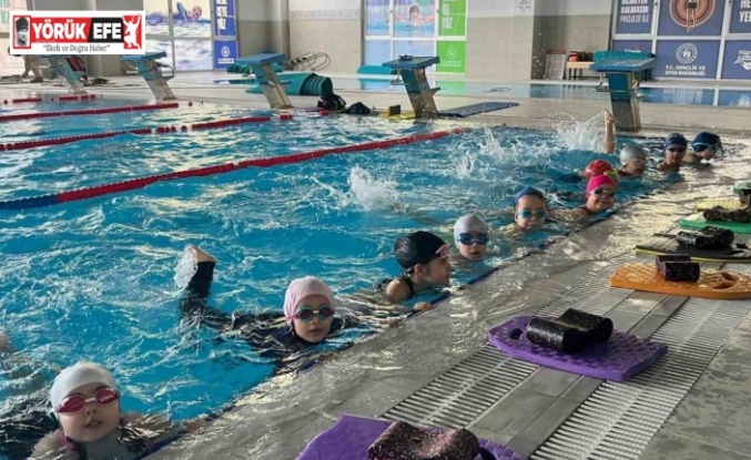 Aydınlı çocuklar yüzme öğrenip, tatilin tadını çıkarıyor