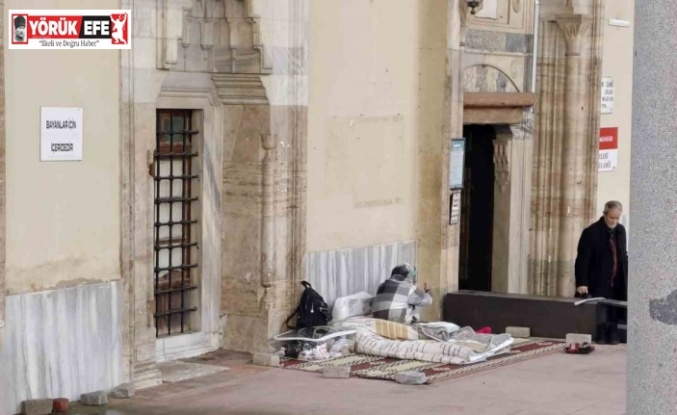 Cami bahçesini mesken tutan kadını otelde kalmaya kimse ikna edemiyor