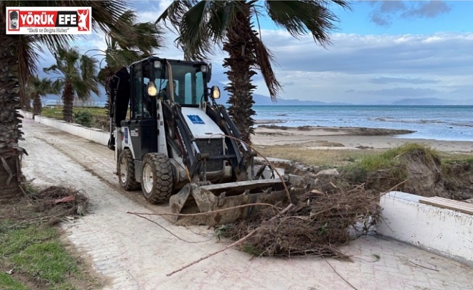 KUŞADASI BELEDİYESİ SAĞANAK YAĞIŞIN İZLERİNİ TEMİZLEMEYE DEVAM EDİYOR