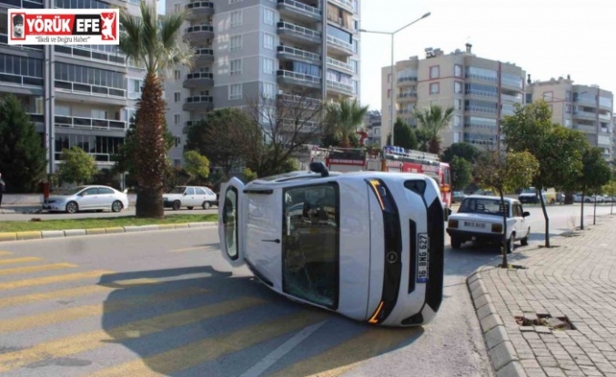 Otomobille çarpışan ticari araç yan yattı: 1 yaralı