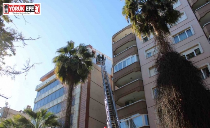 Rüzgar binanın cephesini söktü, facia kıl payı atlatıldı