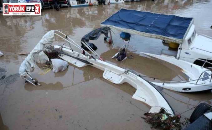Sağanak yağış tekneleri batırdı