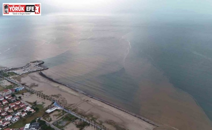 Sel suları denizin rengini değiştirdi